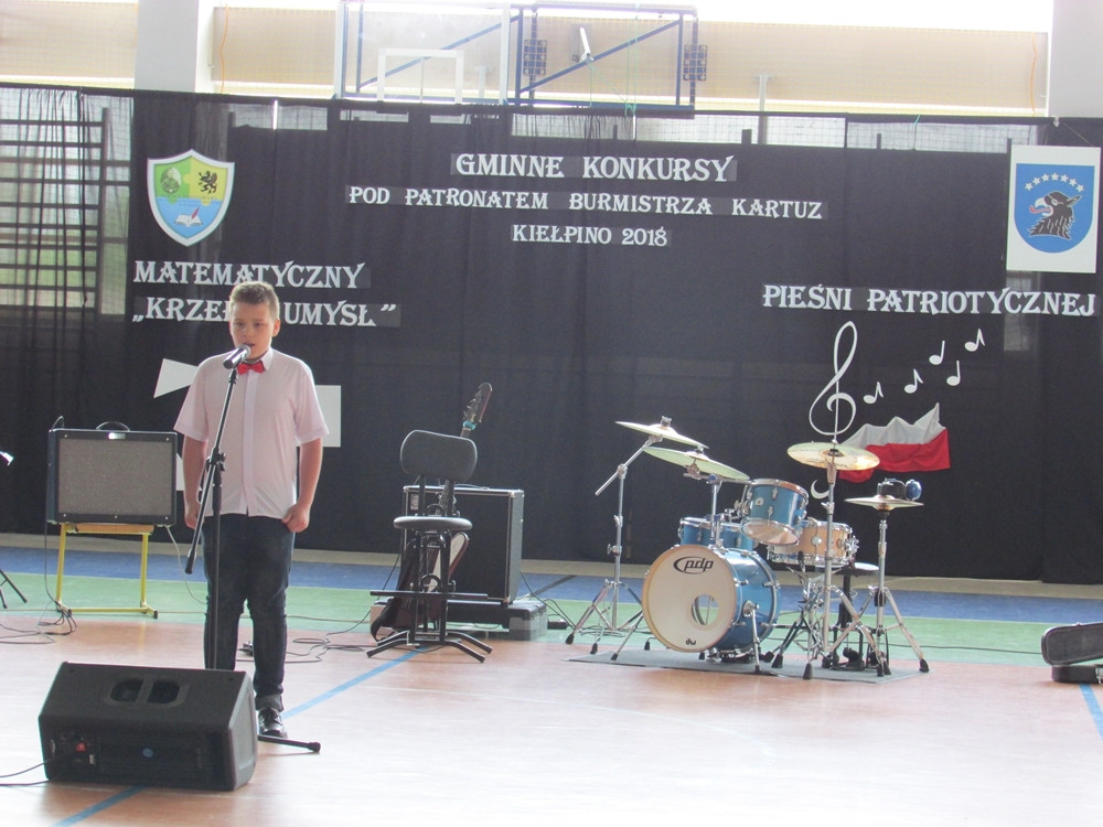Konkursy w szkole w Kiełpinie. Sprawdzali wiedzę matematyczną, śpiewali patriotyczne pieśni