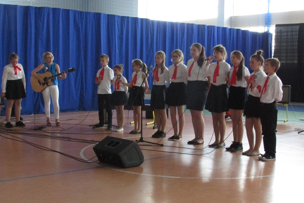 Konkursy w szkole w Kiełpinie. Sprawdzali wiedzę matematyczną, śpiewali patriotyczne pieśni