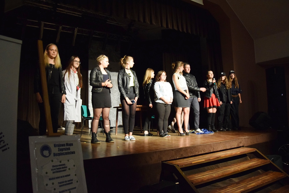 Uczniowie ze Staniszewa zwycięzcami policyjnego Przeglądu Małych Form Teatralnych