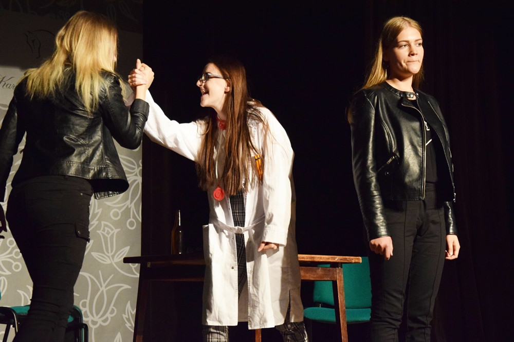 Uczniowie ze Staniszewa zwycięzcami policyjnego Przeglądu Małych Form Teatralnych