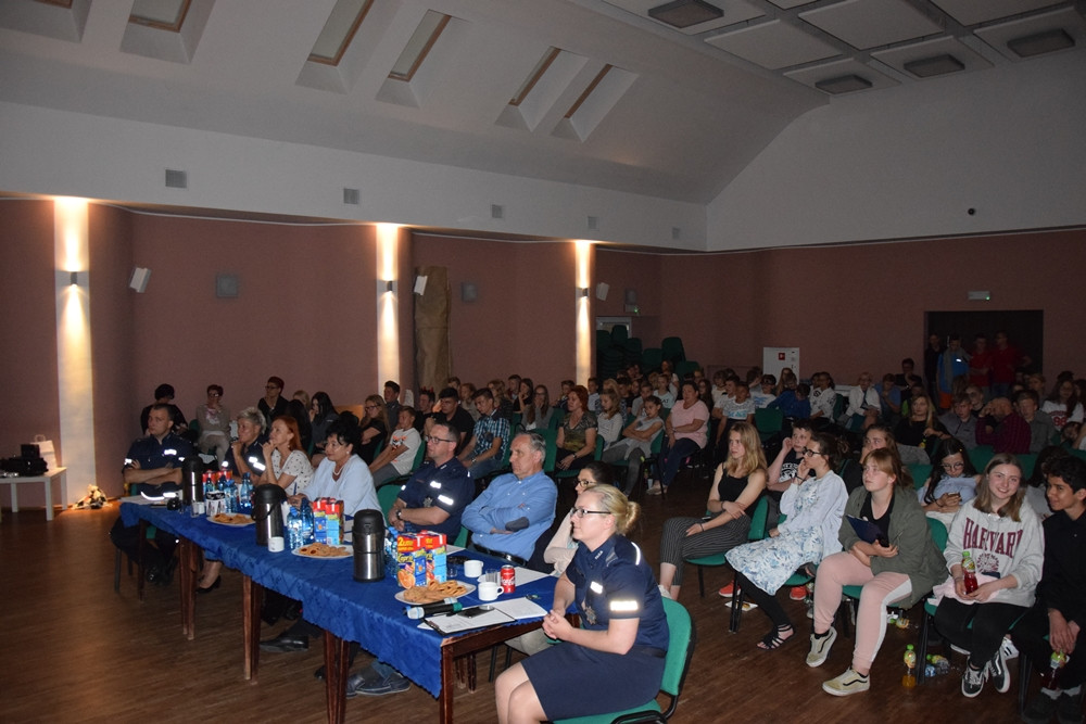 Uczniowie ze Staniszewa zwycięzcami policyjnego Przeglądu Małych Form Teatralnych