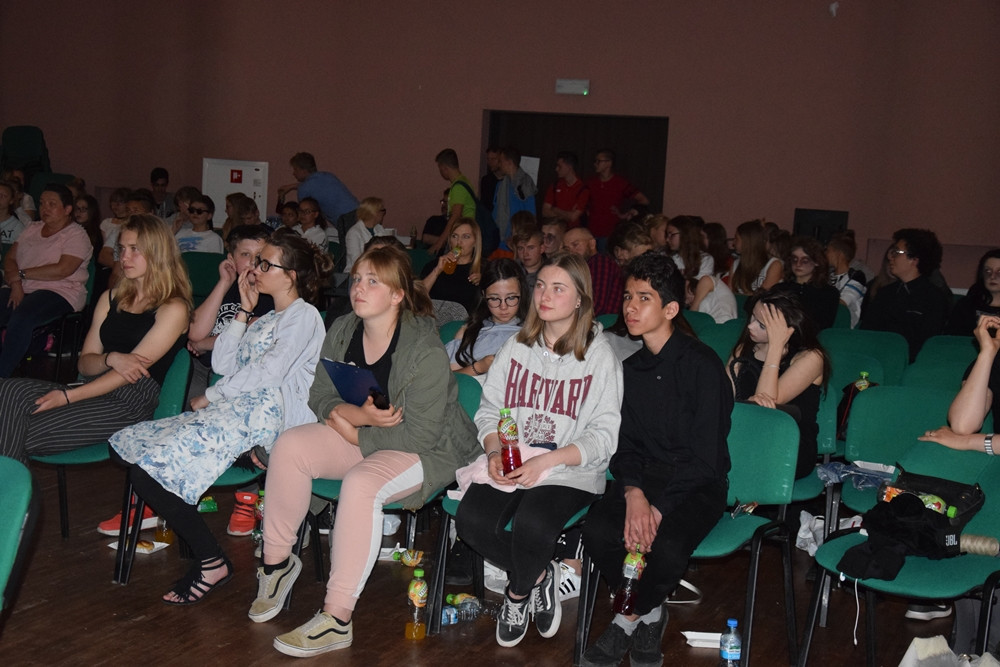 Uczniowie ze Staniszewa zwycięzcami policyjnego Przeglądu Małych Form Teatralnych