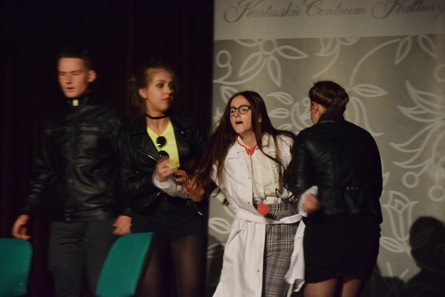 Uczniowie ze Staniszewa zwycięzcami policyjnego Przeglądu Małych Form Teatralnych