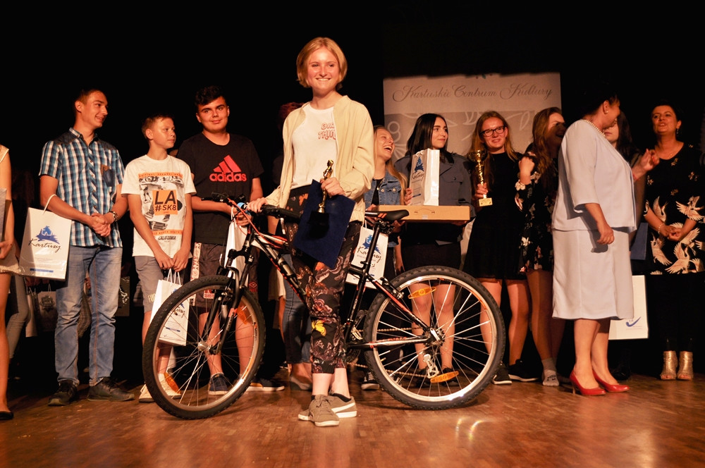 Uczniowie ze Staniszewa zwycięzcami policyjnego Przeglądu Małych Form Teatralnych