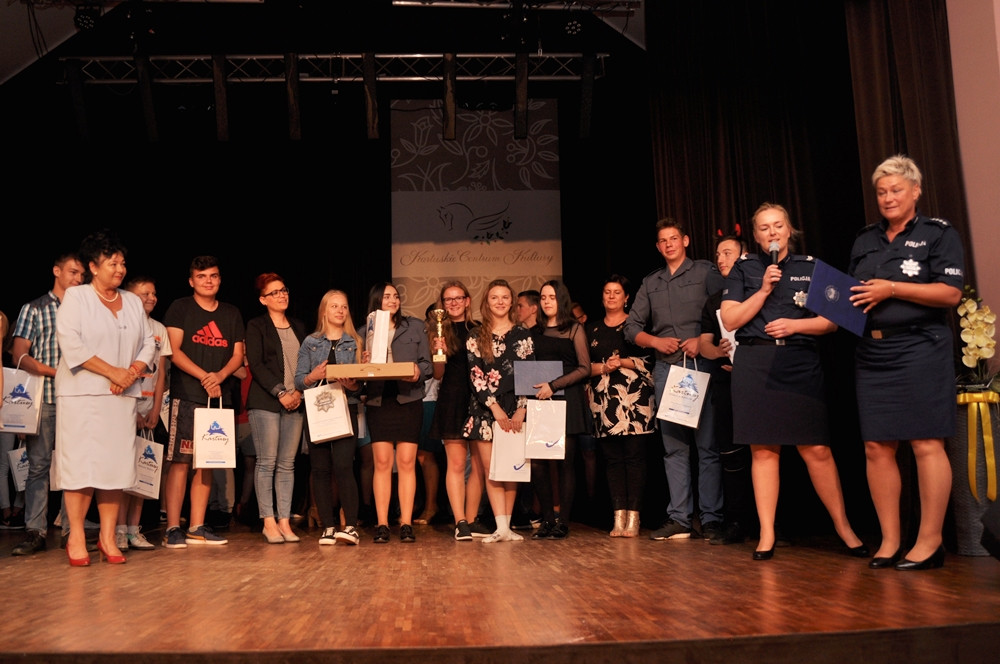 Uczniowie ze Staniszewa zwycięzcami policyjnego Przeglądu Małych Form Teatralnych