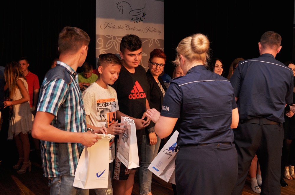 Uczniowie ze Staniszewa zwycięzcami policyjnego Przeglądu Małych Form Teatralnych