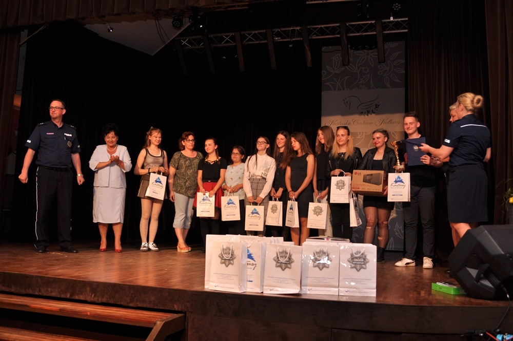 Uczniowie ze Staniszewa zwycięzcami policyjnego Przeglądu Małych Form Teatralnych