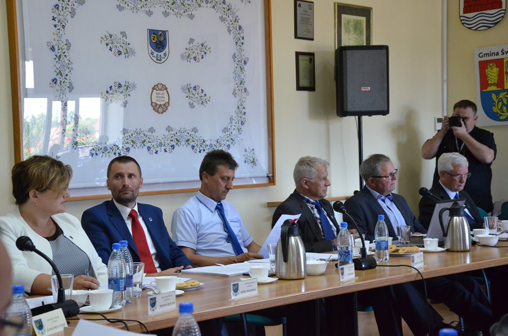 Żukowo. Radni o skardze mieszkańców: zamiast robić zdjęcia śmieciom, lepiej posprzątać