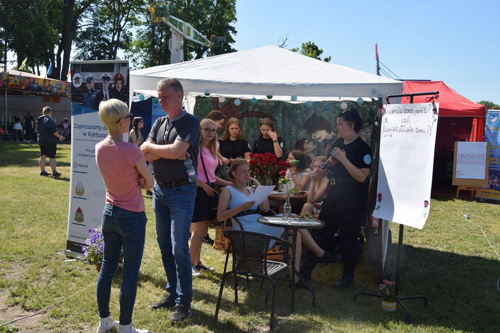 Wyjątkowy flash mob w Kartuzach - sto par zatańczyło tango w centrum miasta