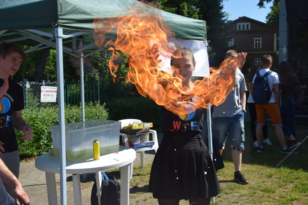 Wyjątkowy flash mob w Kartuzach - sto par zatańczyło tango w centrum miasta