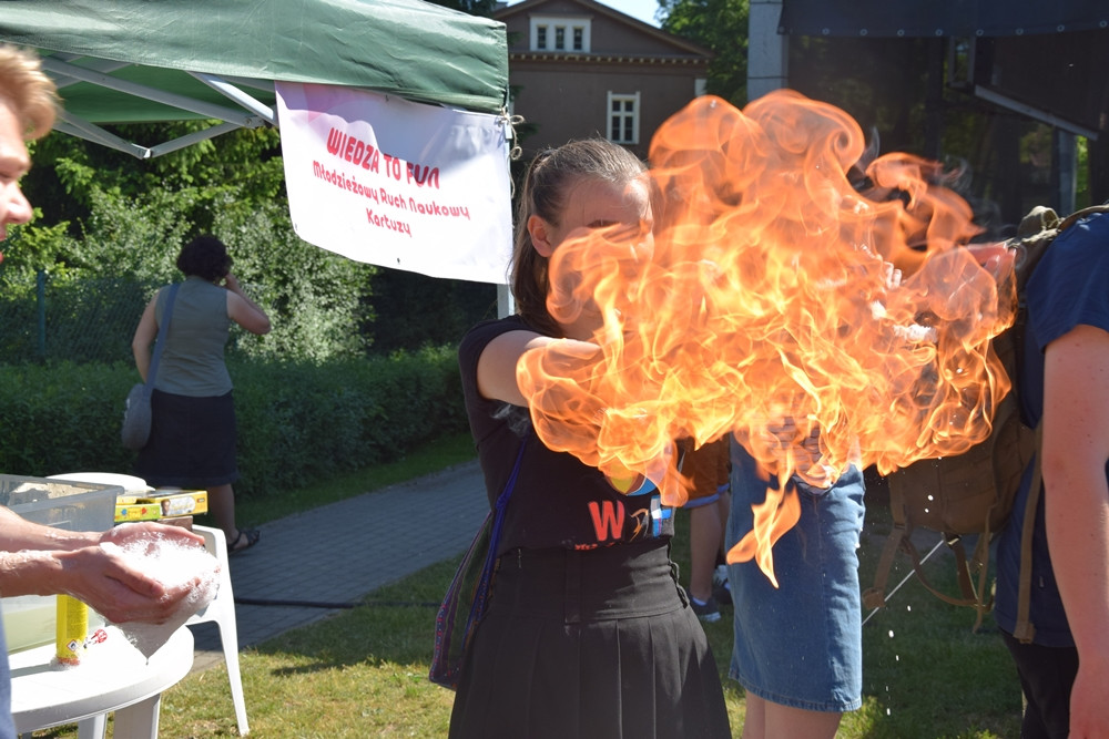 Wyjątkowy flash mob w Kartuzach - sto par zatańczyło tango w centrum miasta