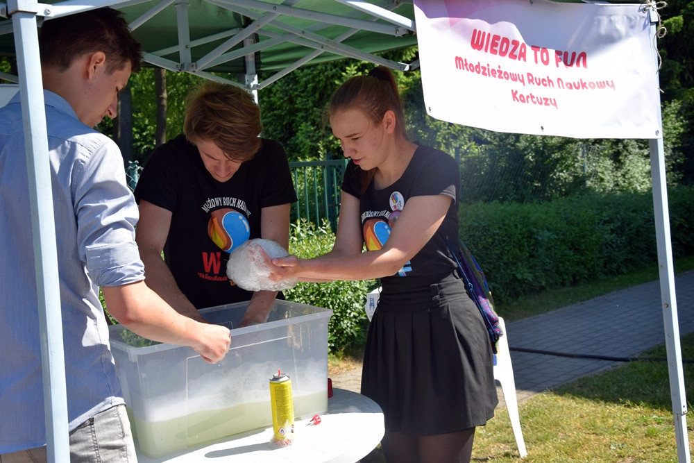 Wyjątkowy flash mob w Kartuzach - sto par zatańczyło tango w centrum miasta