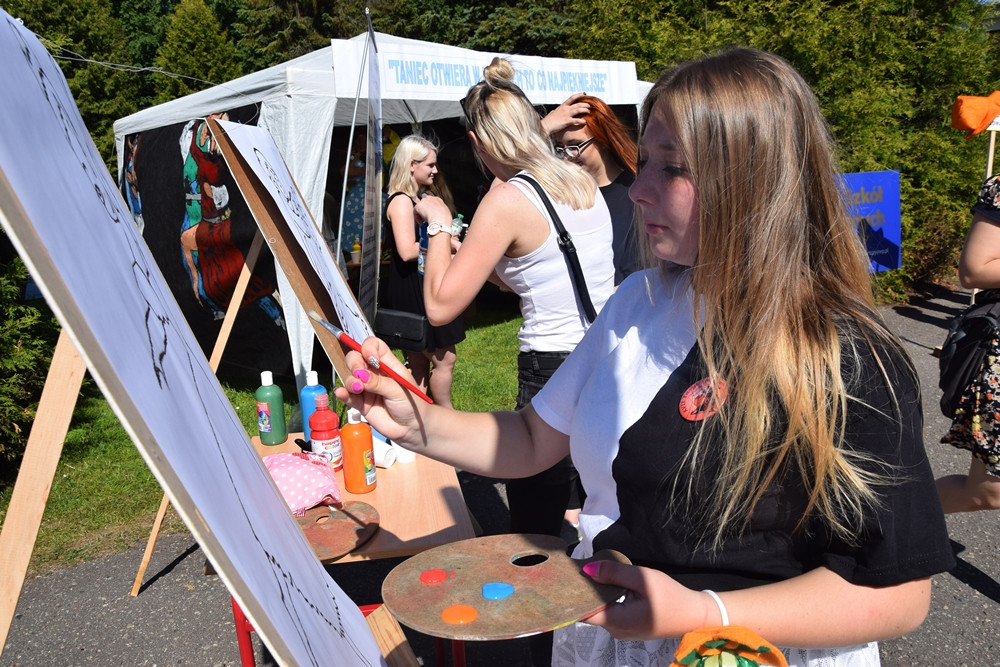 Wyjątkowy flash mob w Kartuzach - sto par zatańczyło tango w centrum miasta