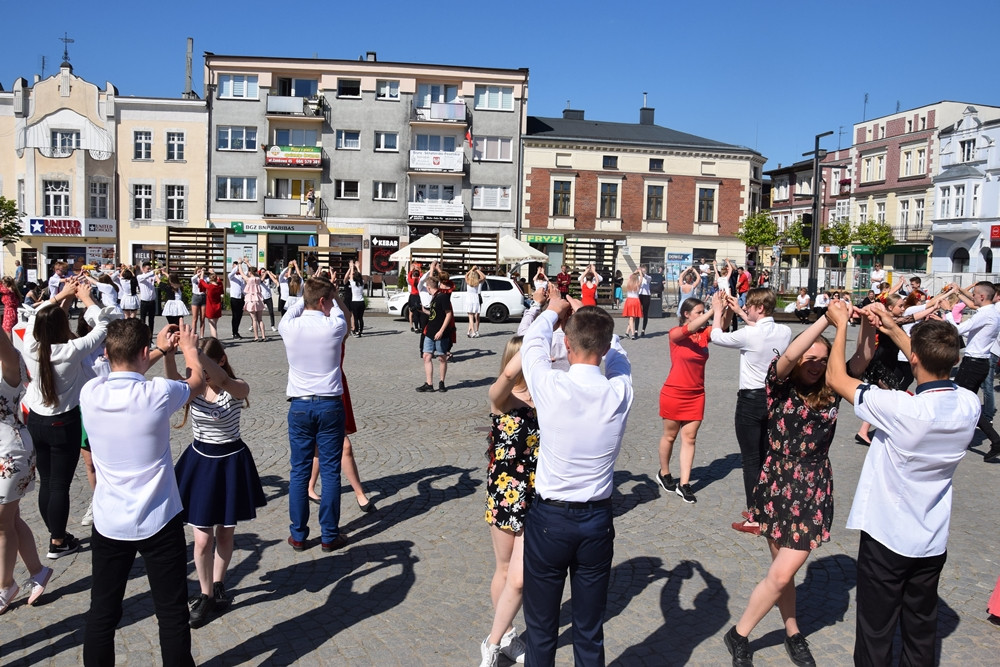 Wyjątkowy flash mob w Kartuzach - sto par zatańczyło tango w centrum miasta