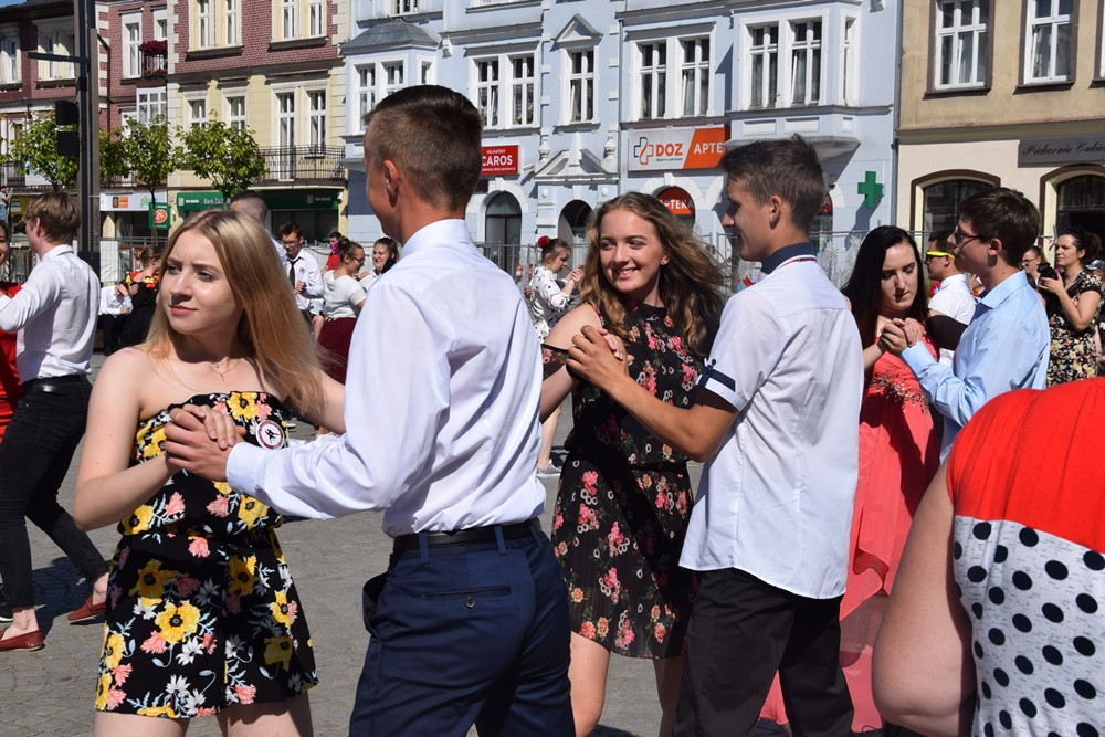 Wyjątkowy flash mob w Kartuzach - sto par zatańczyło tango w centrum miasta