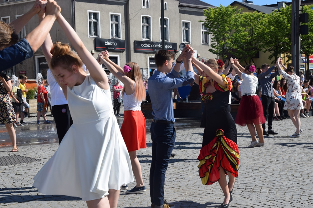 Wyjątkowy flash mob w Kartuzach - sto par zatańczyło tango w centrum miasta
