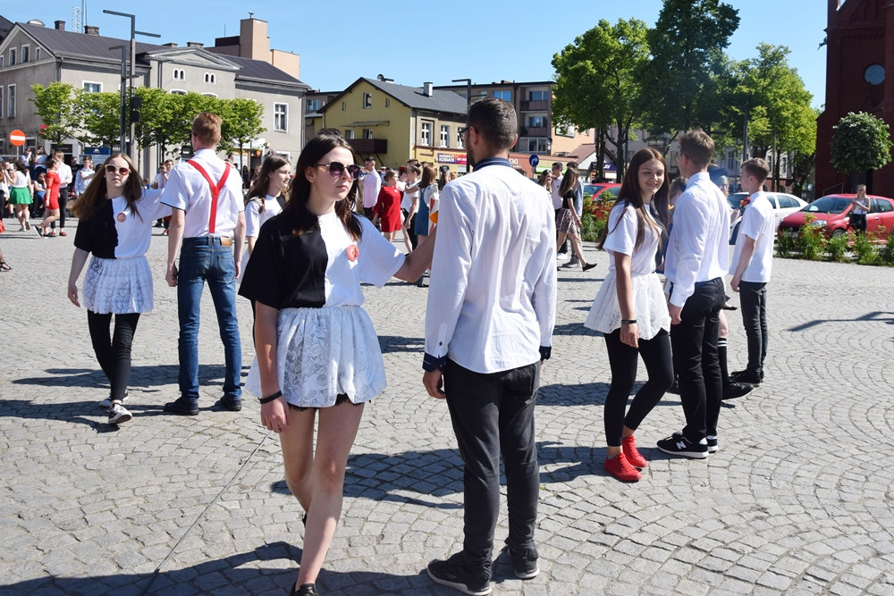 Wyjątkowy flash mob w Kartuzach - sto par zatańczyło tango w centrum miasta
