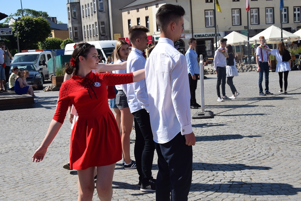 Wyjątkowy flash mob w Kartuzach - sto par zatańczyło tango w centrum miasta