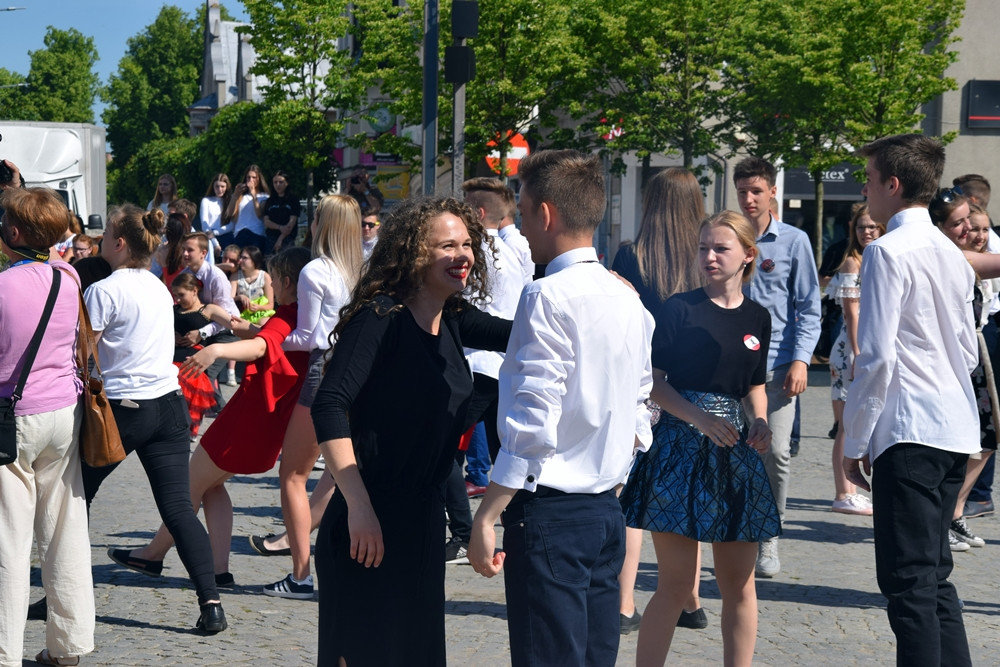 Wyjątkowy flash mob w Kartuzach - sto par zatańczyło tango w centrum miasta