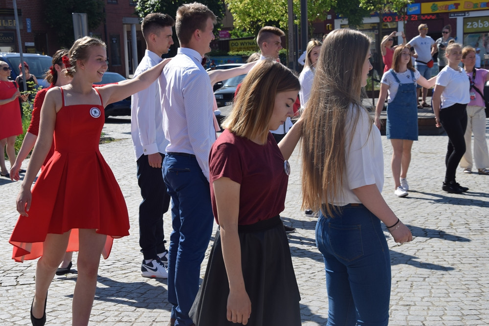 Wyjątkowy flash mob w Kartuzach - sto par zatańczyło tango w centrum miasta