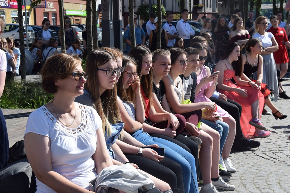Wyjątkowy flash mob w Kartuzach - sto par zatańczyło tango w centrum miasta