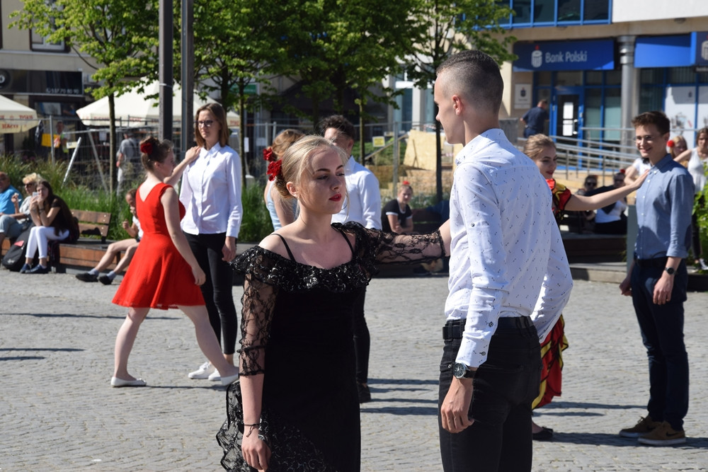 Wyjątkowy flash mob w Kartuzach - sto par zatańczyło tango w centrum miasta