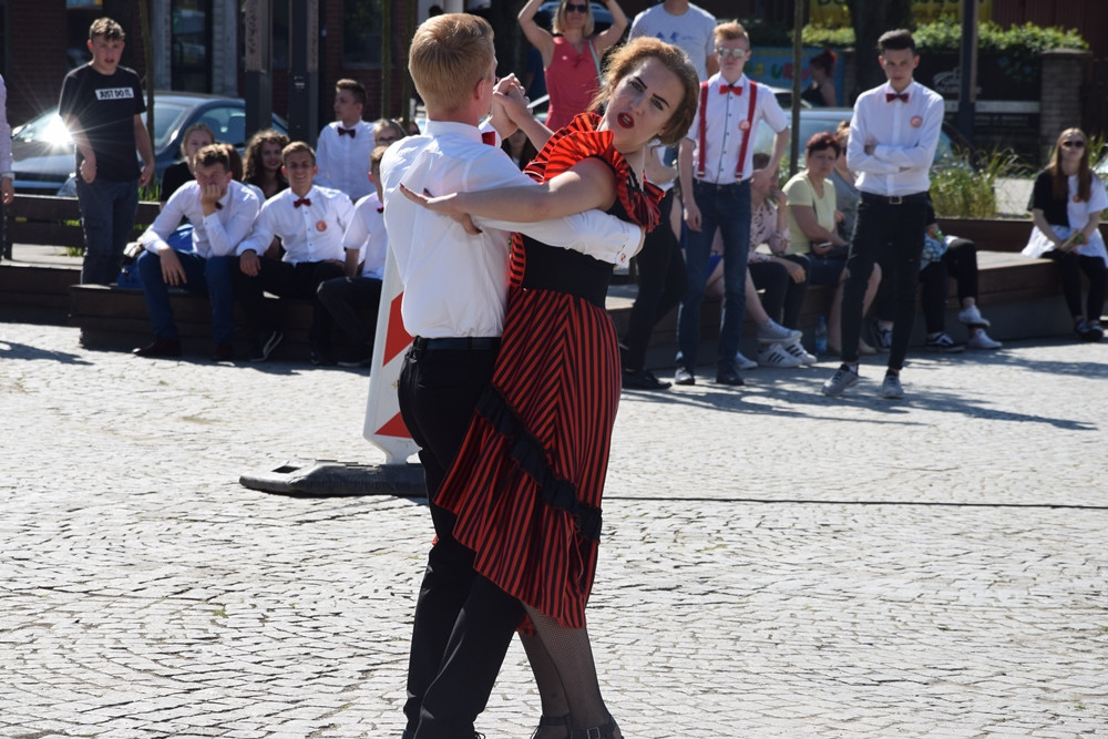 Wyjątkowy flash mob w Kartuzach - sto par zatańczyło tango w centrum miasta