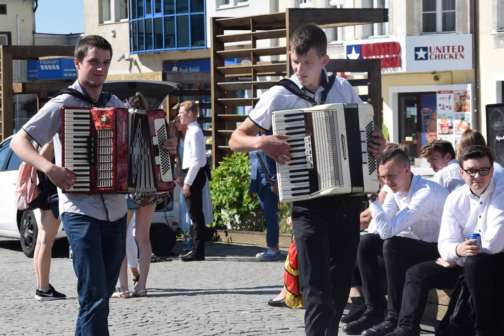 Wyjątkowy flash mob w Kartuzach - sto par zatańczyło tango w centrum miasta
