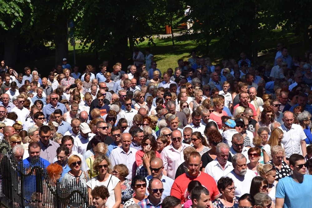 Kartuzy. Procesja Bożego Ciała przeszła ulicami miasta. Modliły się tłumy wiernych