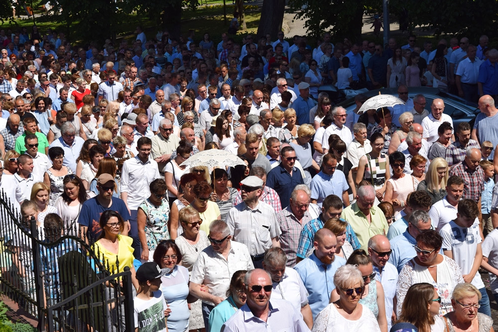 Kartuzy. Procesja Bożego Ciała przeszła ulicami miasta. Modliły się tłumy wiernych