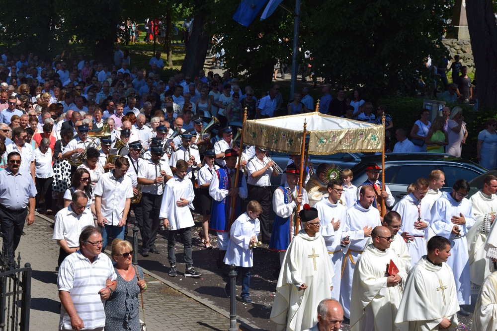 Kartuzy. Procesja Bożego Ciała przeszła ulicami miasta. Modliły się tłumy wiernych