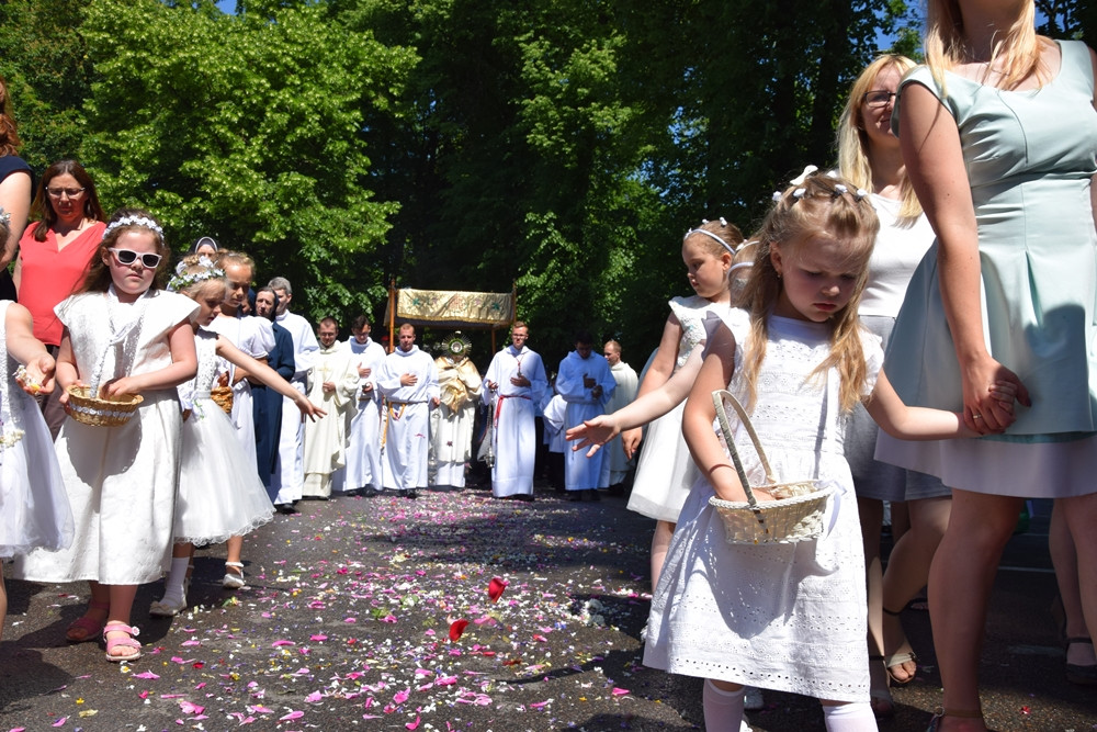 Kartuzy. Procesja Bożego Ciała przeszła ulicami miasta. Modliły się tłumy wiernych