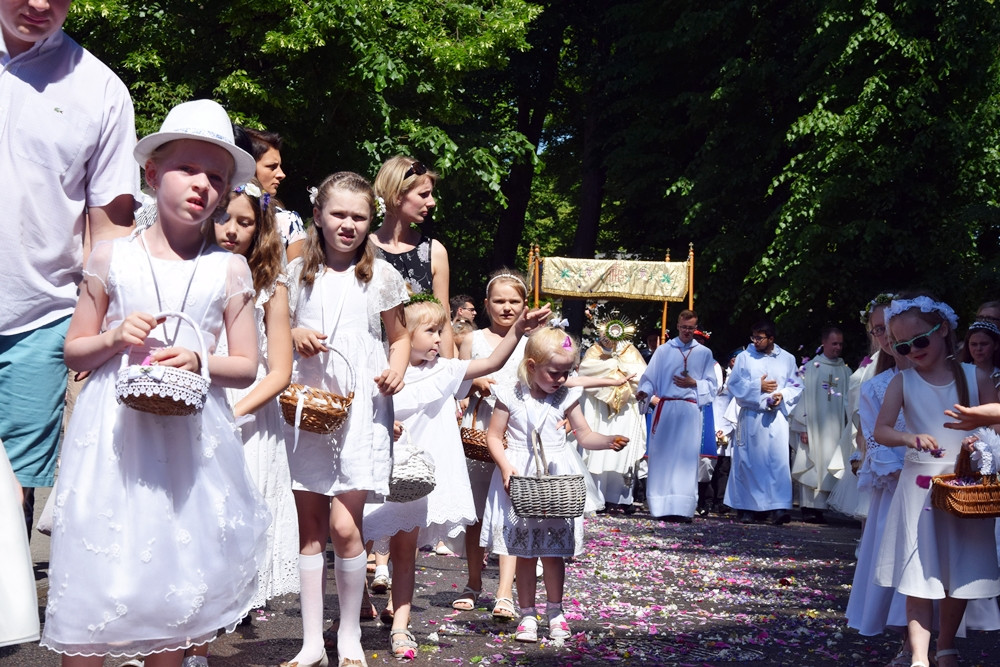 Kartuzy. Procesja Bożego Ciała przeszła ulicami miasta. Modliły się tłumy wiernych