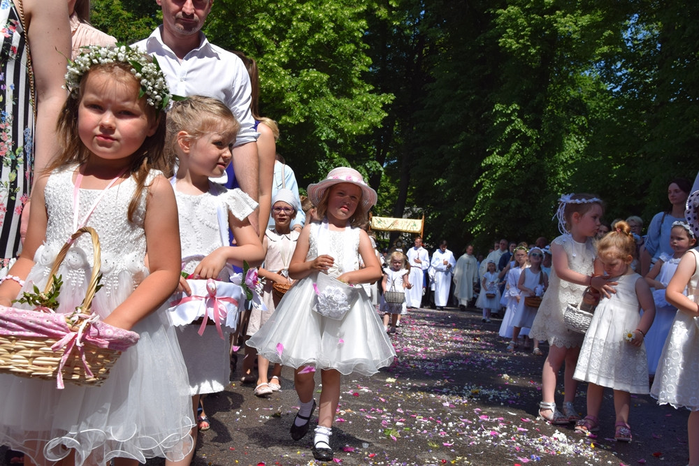 Kartuzy. Procesja Bożego Ciała przeszła ulicami miasta. Modliły się tłumy wiernych