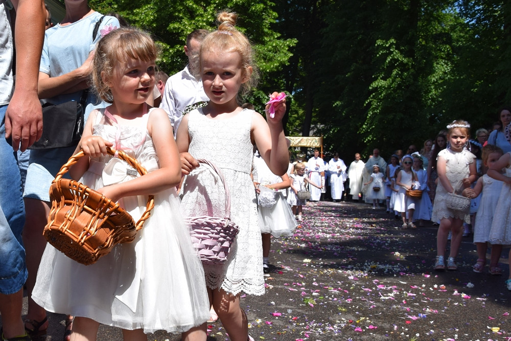 Kartuzy. Procesja Bożego Ciała przeszła ulicami miasta. Modliły się tłumy wiernych