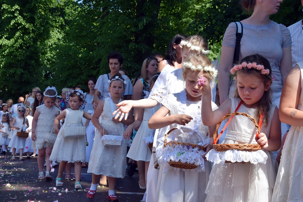 Kartuzy. Procesja Bożego Ciała przeszła ulicami miasta. Modliły się tłumy wiernych