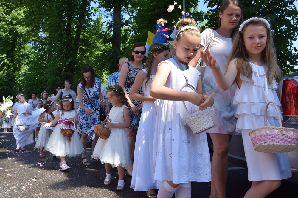 Kartuzy. Procesja Bożego Ciała przeszła ulicami miasta. Modliły się tłumy wiernych