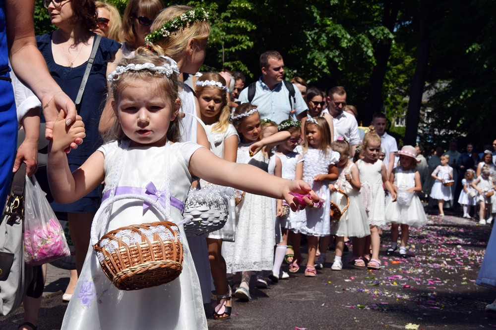 Kartuzy. Procesja Bożego Ciała przeszła ulicami miasta. Modliły się tłumy wiernych