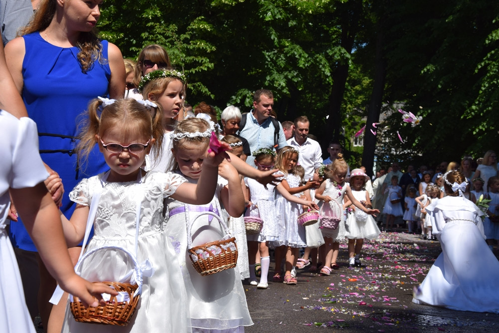 Kartuzy. Procesja Bożego Ciała przeszła ulicami miasta. Modliły się tłumy wiernych