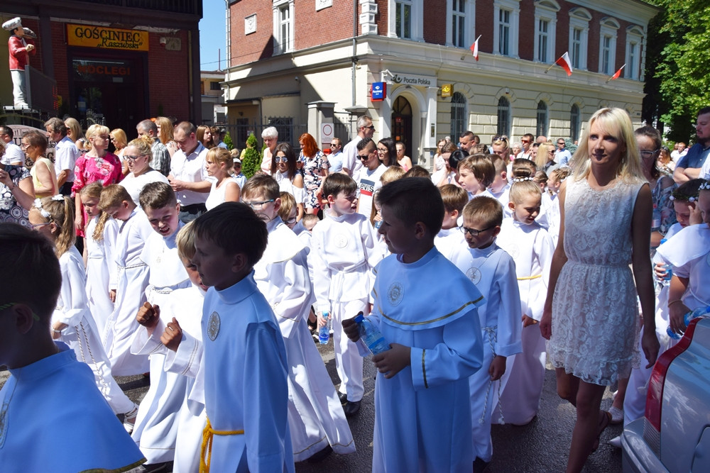 Kartuzy. Procesja Bożego Ciała przeszła ulicami miasta. Modliły się tłumy wiernych
