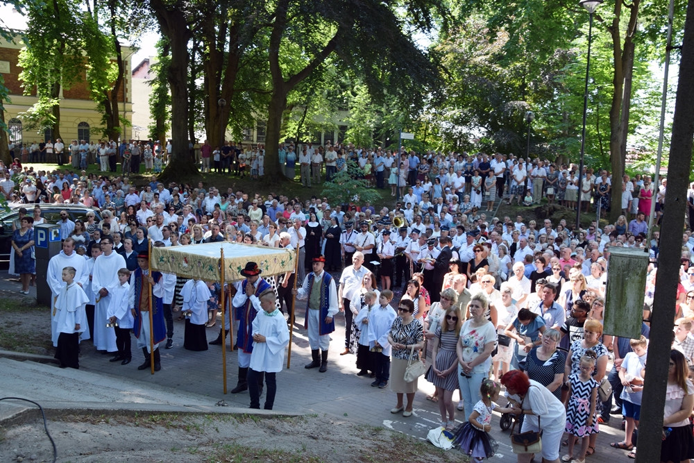 Kartuzy. Procesja Bożego Ciała przeszła ulicami miasta. Modliły się tłumy wiernych