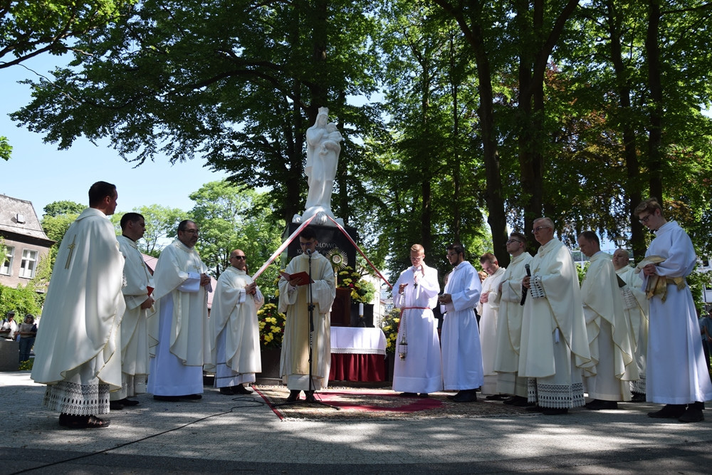 Kartuzy. Procesja Bożego Ciała przeszła ulicami miasta. Modliły się tłumy wiernych