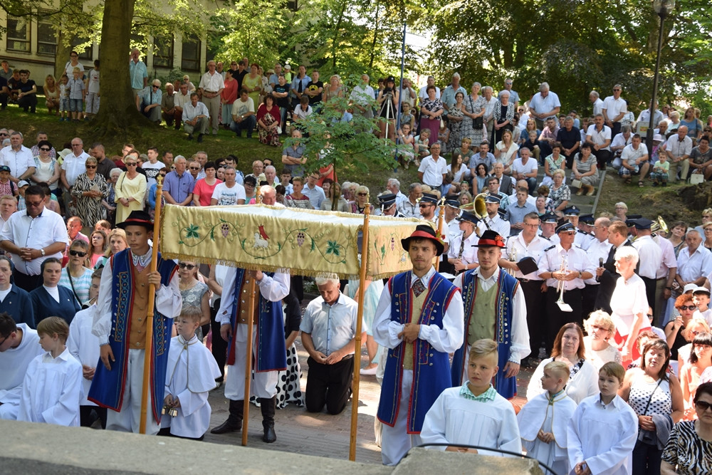 Kartuzy. Procesja Bożego Ciała przeszła ulicami miasta. Modliły się tłumy wiernych