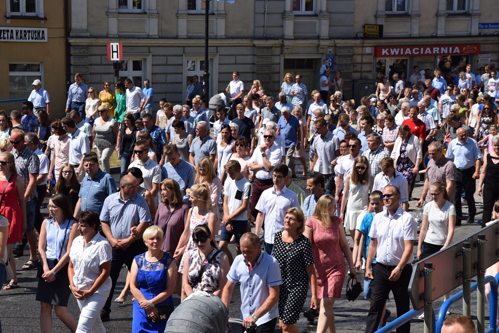 Kartuzy. Procesja Bożego Ciała przeszła ulicami miasta. Modliły się tłumy wiernych