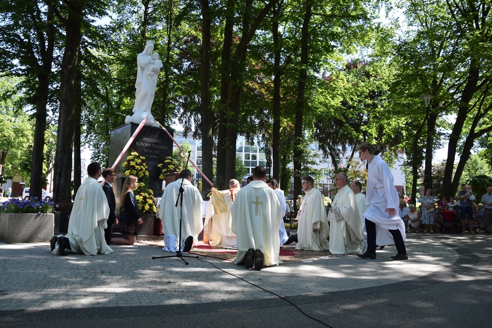 Kartuzy. Procesja Bożego Ciała przeszła ulicami miasta. Modliły się tłumy wiernych