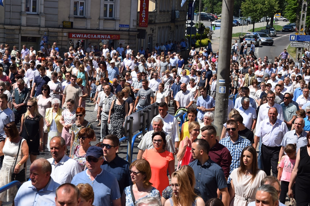 Kartuzy. Procesja Bożego Ciała przeszła ulicami miasta. Modliły się tłumy wiernych