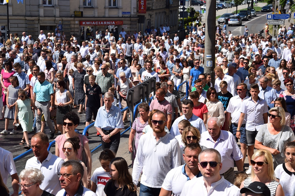 Kartuzy. Procesja Bożego Ciała przeszła ulicami miasta. Modliły się tłumy wiernych