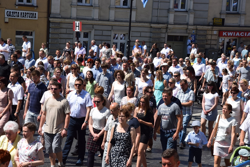 Kartuzy. Procesja Bożego Ciała przeszła ulicami miasta. Modliły się tłumy wiernych