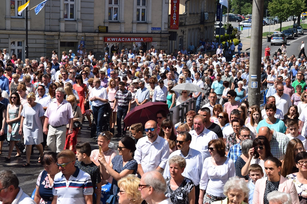 Kartuzy. Procesja Bożego Ciała przeszła ulicami miasta. Modliły się tłumy wiernych