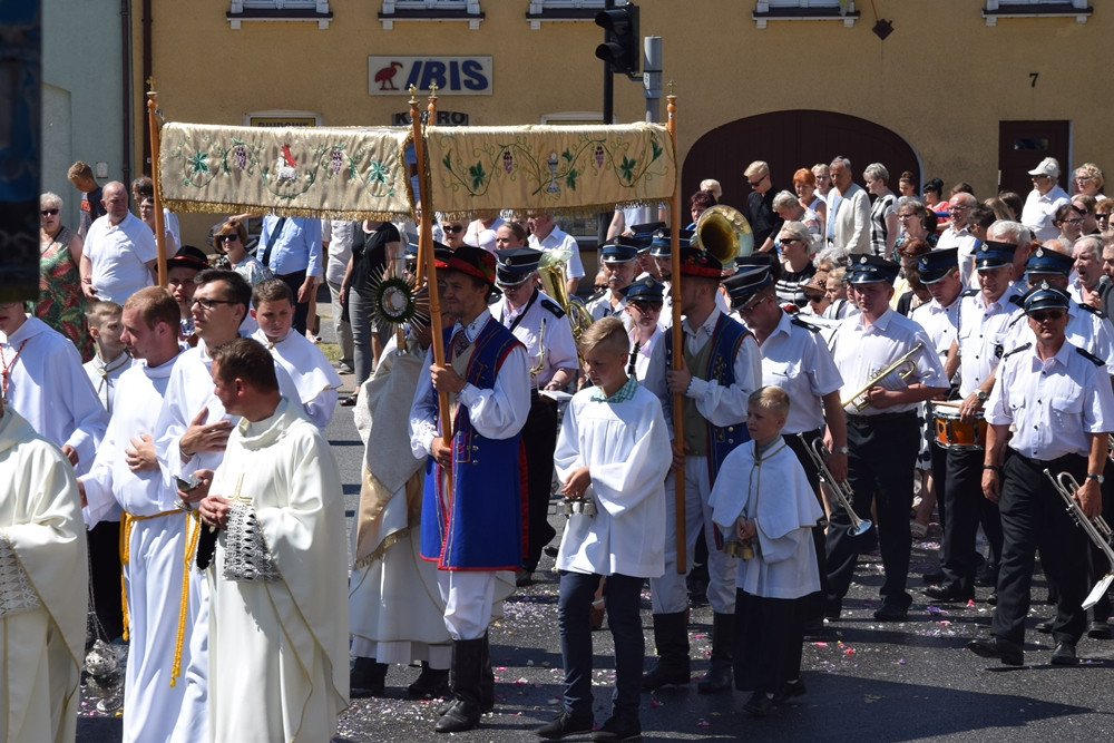 Kartuzy. Procesja Bożego Ciała przeszła ulicami miasta. Modliły się tłumy wiernych